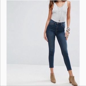 FREE PEOPLE blue stretch high rise skinny jeans denim dark wash. Size 27 crop